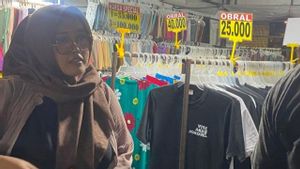 Trader de marché Ngarsopuro Solo Raup Rejeki vend des accessoires Jokowi