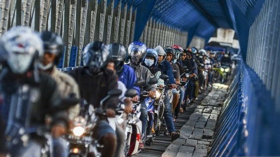 運輸省はナタルの間に無料の帰郷を提供し、人々はオートバイを使って家に帰らないように求められます