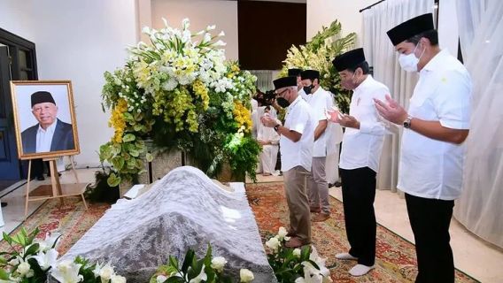 Visiting Arifin Panigoro's House, Jokowi Had Time To Pray The Body And Offer Condolences To The Family