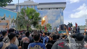 デデモ、カリム州知事が学生の行動を称賛