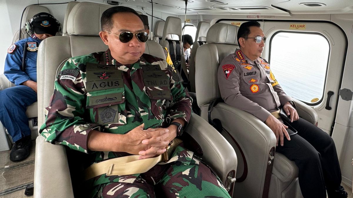 空中,印尼国民军警察局长-指挥官监测吉利马努克港的返乡准备情况