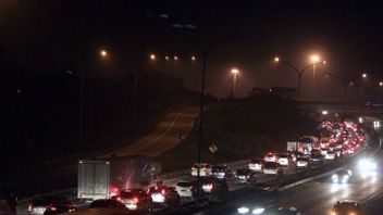 真夜中の警察署長が帰郷の流れを監視:5000台の車両がジャカルタ - チカンペック有料道路KM 48 /時を通過します