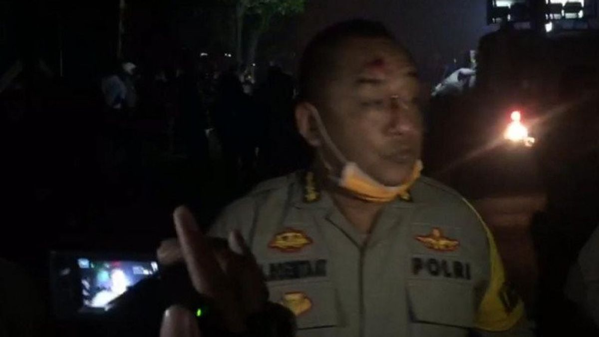 Karo Ops Polda Banten Kepalanya Berdarah Kena Lemparan Batu Saat Pengamanan Demo Omnibus Law