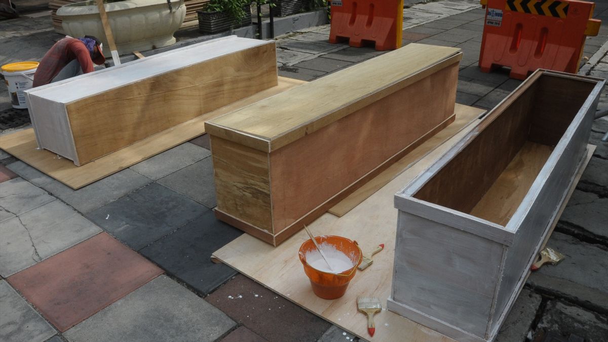 La Mortalité Des Patients COVID-19 Augmente, Le Gouvernement De La Ville De Surabaya Produit 100 Cercueils Par Jour