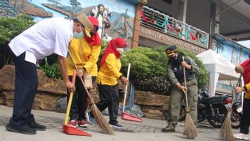 Ahead Of Christmas, Satpol PP Cleans 31 Churches In North Jakarta