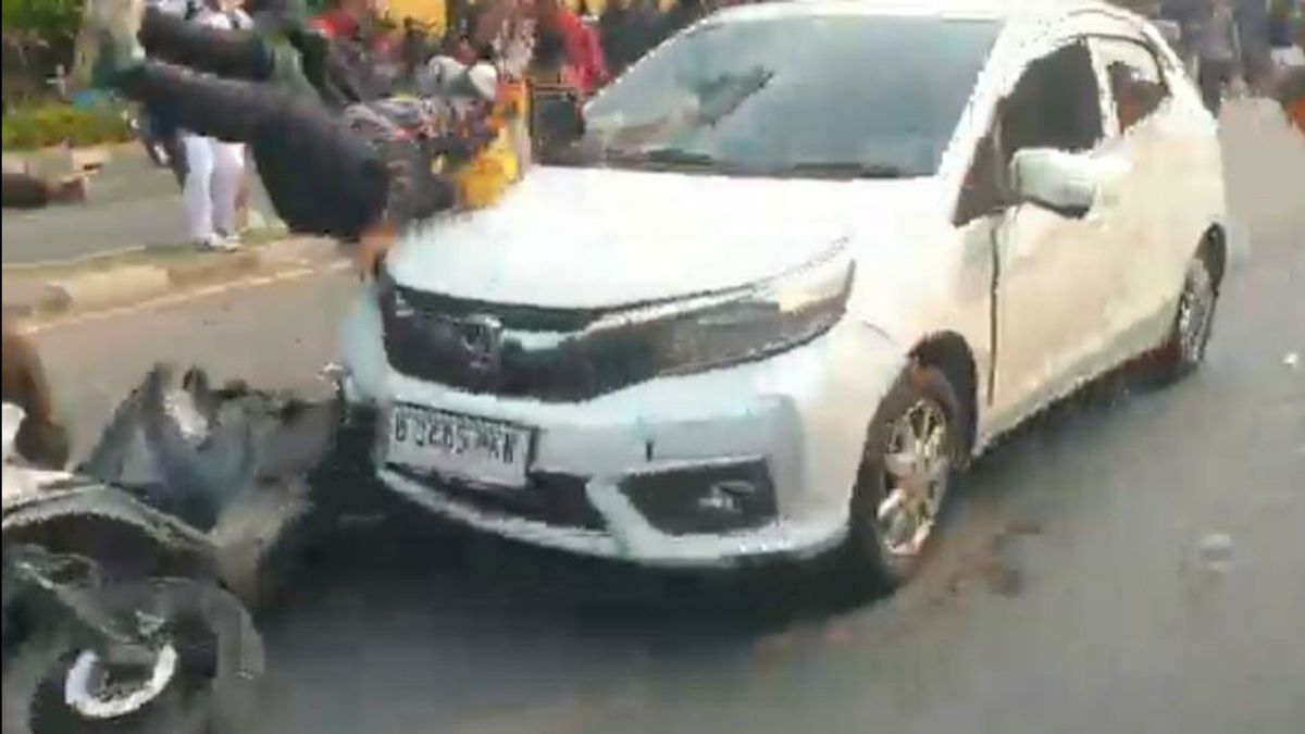 摩托车手和抗议者相撞,本田Brio Putih在Pejompongan被大规模破坏