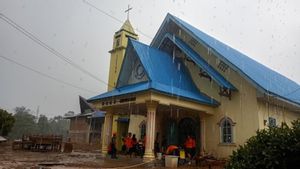 Banser Bantu Bersihkan Gereja Terdampak Banjir di Tapanuli Tengah