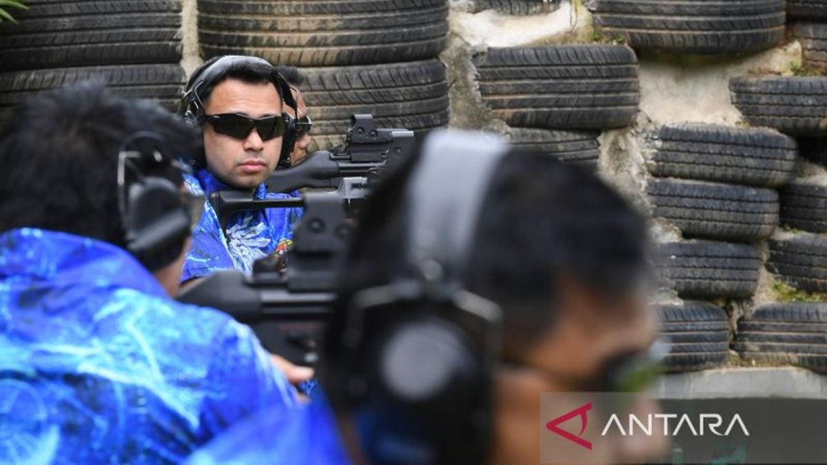Keseruan Raffi Ahmad Ikut Eksebisi Kejuaraan Menembak Piala Danpaspampres 2022