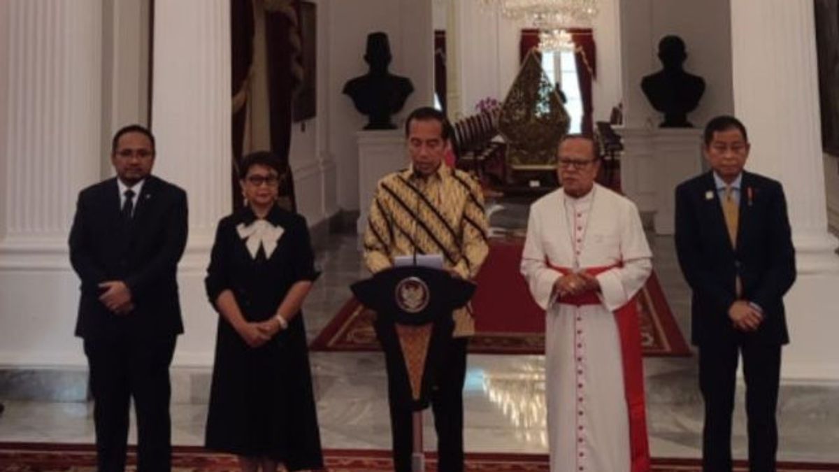 Jokowi Welcomes Pope Francis To Indonesia