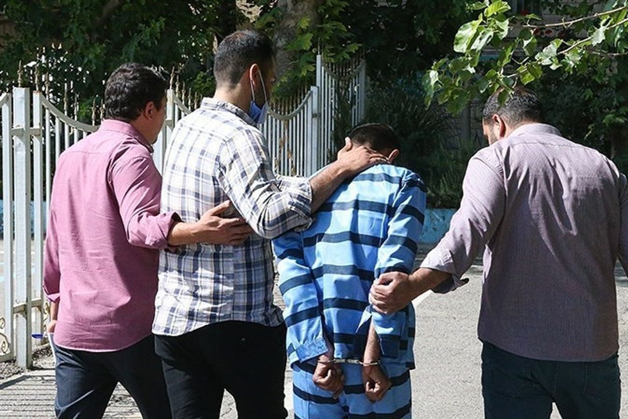 イランは抗議者を死刑に処し始め、負傷した警官をナイフで非難し、道路を封鎖した