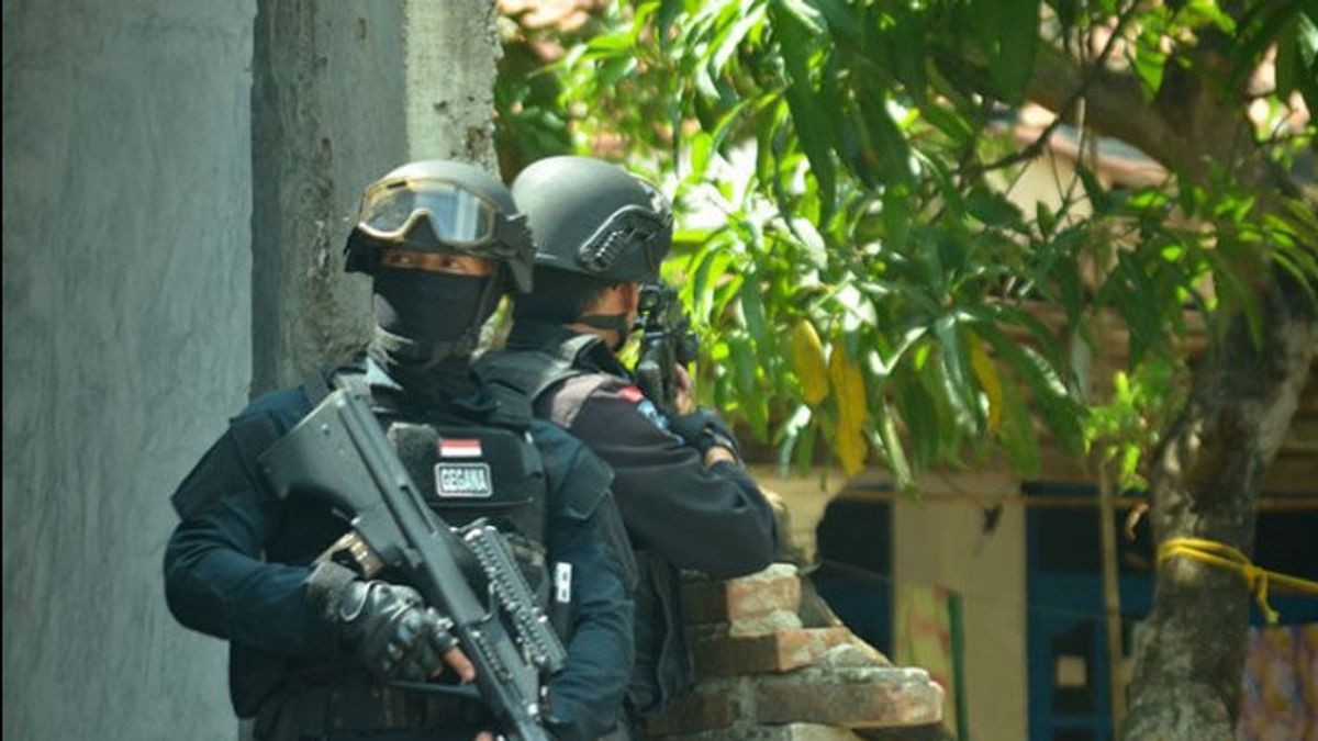 Au Total, 10 Terroristes Présumés Ont été Arrêtés Par Densus 88 Dans Le Nord De Sumatra Et Le Sud De Sumatra.