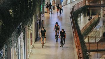 望加锡的这个购物中心允许游客在摊位附近骑自行车