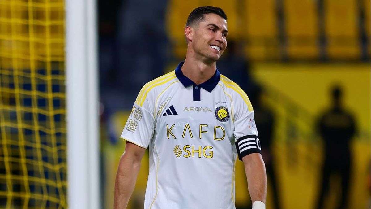 Cristiano Ronaldo Throws The Sign Of Staying At Al Nassr
