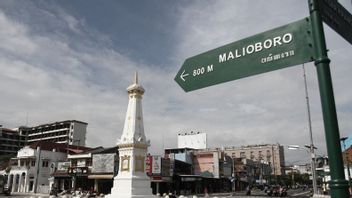 Viral Woman Almost Gets Hit While Taking Photo At Tugu Jogja, City Government Reminds Tourists To Be Careful