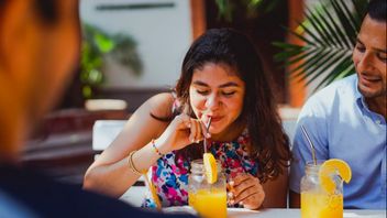 Kebiasaan Minum Pakai Sedotan Bikin Kulit Wajah Cepat Keriput? Ini Penjelasan Ahli