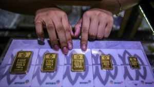 Harga Emas Antam Turun di Akhir Pekan ke Rp1.203.000 per Gram
