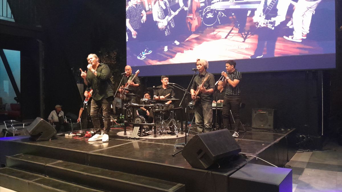 Ferdy Tahier yang Tetap Rock N' Roll Bareng Band Om Om di Usia 50 Tahun