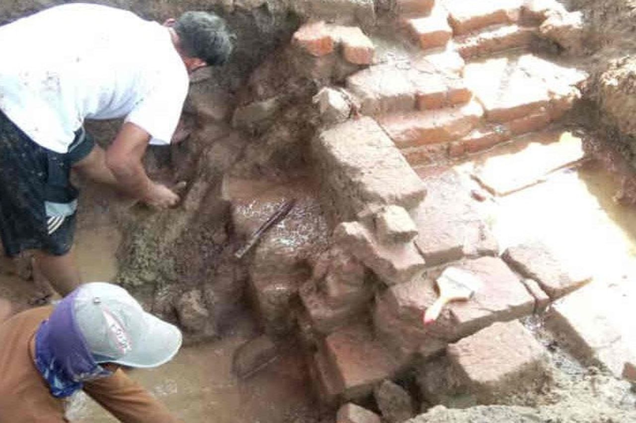 文化遺産チームがサンビマヤインドラマユ遺跡の建物を発見
