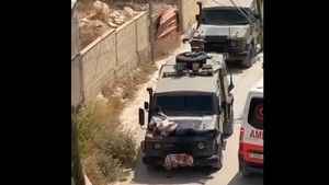 الجيش الإسرائيلي يسقط فلسطينيا أصيب على غطاء سيارة جيب، وقال الجيش الإسرائيلي إن قواته انتهكت الإجراء