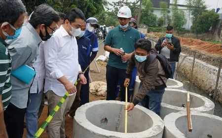 Sumur Resapan di Atas Trotoar Diledek, Wagub Riza Langsung Jelaskan Fungsinya