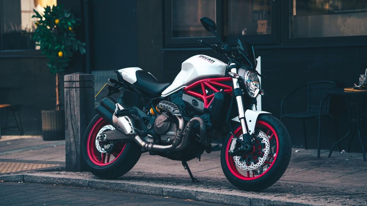 Apakah Ducati Monster 2022 Segarang Namanya? Ini Spesifikasi Lengkapnya