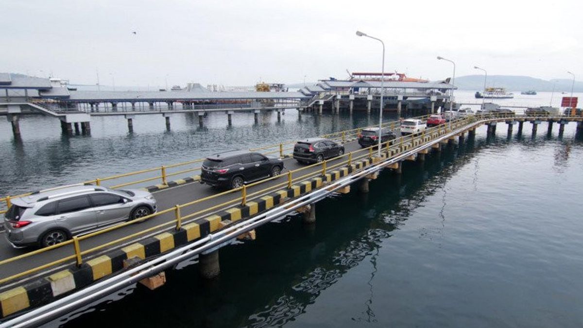 在年终假期之前，巴厘岛吉利马努克的车辆流量开始增加