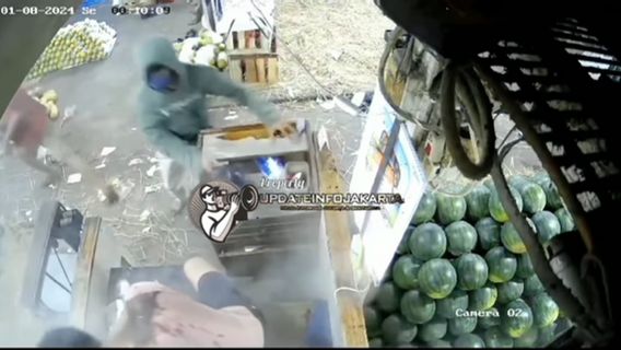 VIDO virale d’un trafiquant de fruits sur le marché principal de Kramat Jati est mort après avoir été arrosé par de l’eau dure et poignardé par le Celurit