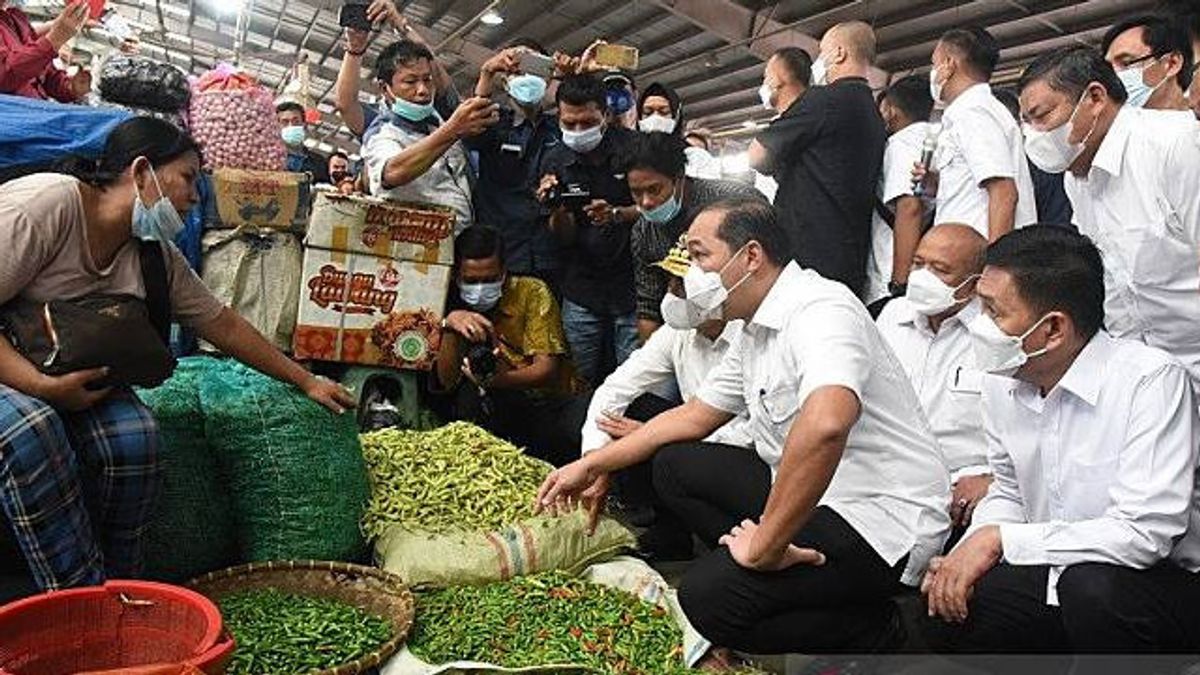 Fastings Are Answered! Trade Minister M. Lutfi Blusukan To The Market: Some Basic Material Prices Drop
