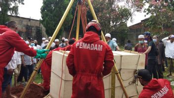 East Jakarta Gulkarmat Team Assists In Burial Of 300 Kg Body