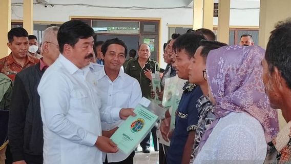 Leave 250 Land Certificates To Jember Residents, Minister Hadi Tjahjanto: Don't Gadai To Rentenir Directly To Bank