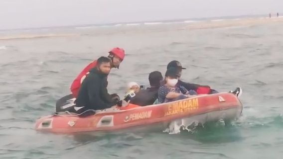 The Rescue Team For The Evacuation Of 26 Passengers Of The Post-Disakace Transportation Ship In Tanjungan, Pari Island