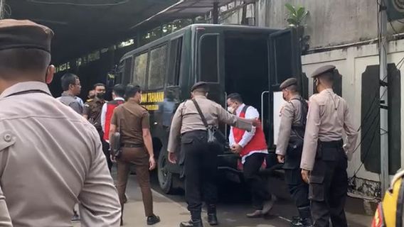 Ajukan Eksepsi, Bripka RR dan Kuat Maruf Tiba di PN Jaksel