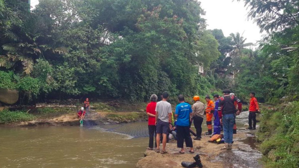 继续在茂物Ciliwung河寻找Anak Hanyut,救援队