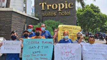 グランドトロピックホテルジャカルタの従業員は、給与と休日の手当を要求する抗議法を開催します
