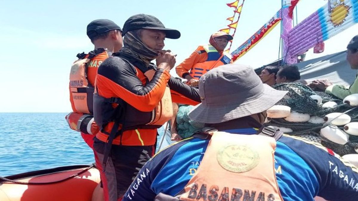 帕梅卡桑SAR-BPBD团队扩大寻找龙目岛在海中失踪的船只乘客