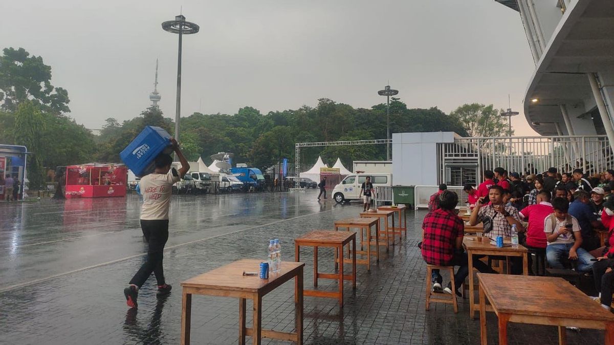 Hujan Deras Guyur SUGBK Jelang Laga Timnas Indonesia Vs Argentina, Semangat Para Pendukung Tetap Berkobar
