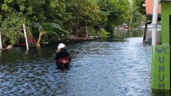 合同将校が中部ジャワ州クドゥスで洪水で死亡した7人を発見