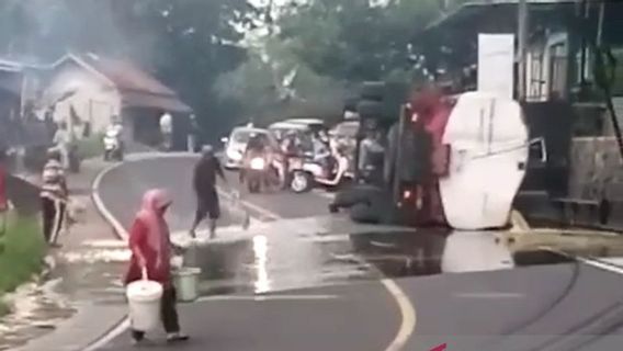 Truk Tangki Terguling di Kawasan Cipaku Ciamis, Warga Gunakan Ember Tampung Minyak Goreng yang Tumpah