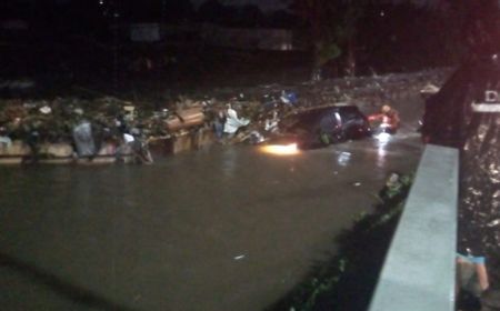 Perempuan di Dalam Mobil Terjebak Banjir 1,5 Meter di Bogor, Bertahan 30 Menit