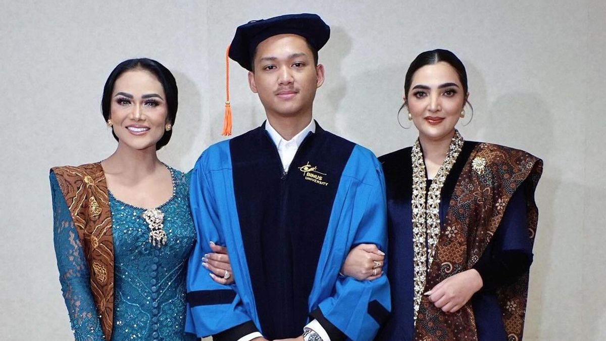  Berikan Bunga ke Kris Dayanti dan Ashanty Saat Wisuda, Azriel Hermansyah Menangis