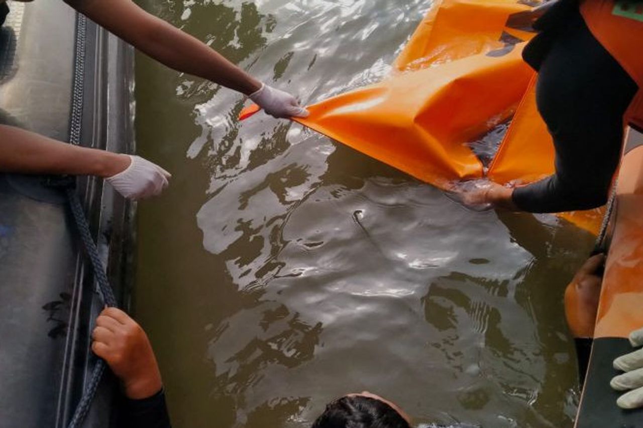 SAR Evacuates Body Of Old Iron Diver In Batam Waters