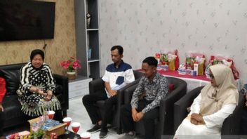 Mensos Risma Beri Santunan Keluarga Mahasiswa Tersetrum Listrik di Semarang
