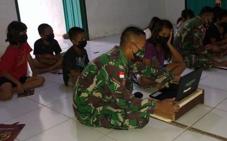 Prajurit TNI Jadi Guru Komputer untuk Anak-Anak di Perbatasan