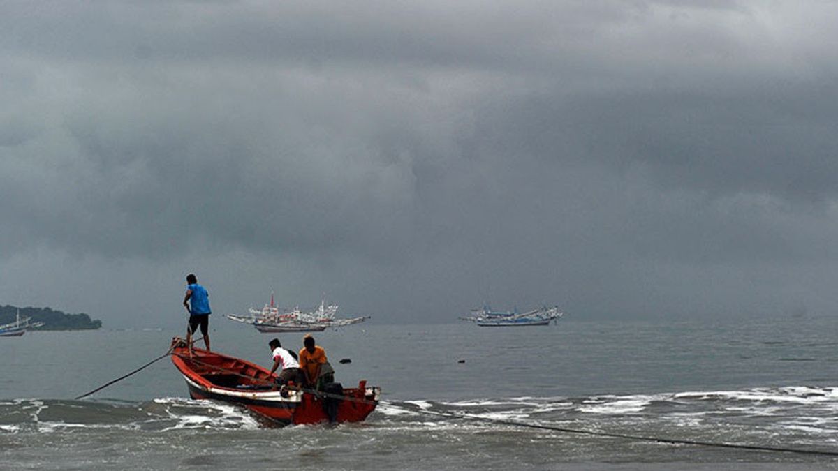 建议万丹南部的渔民保持高达4米的高浪警报