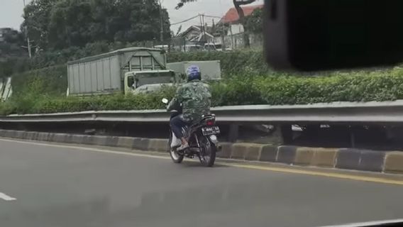 Pemotor Pakai Jaket Loreng Masuk Tol Jatiwarna, Nopolnya Sudah Dicek Polisi Tapi Tak Terdaftar