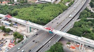 Perlintasan LRT Jakarta di Atas Tol Wiyoto Winoyo Telah Tersambung 100 Persen