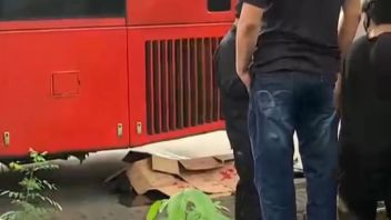 歩く男がトランスジャカルタバスに轢かれ、死亡