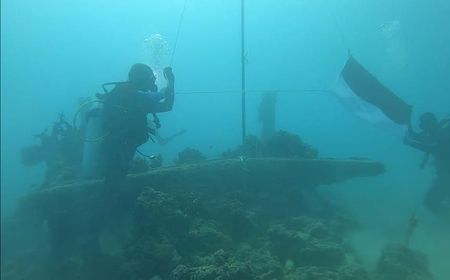 Jelang HUT RI ke-75, Bendera Merah Putih Dikibarkan di Dasar Laut Papua