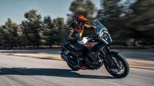 KTM Perbarui 1390 Super Adventure S 2025, Performa Naik dan Fitur Lebih Canggih