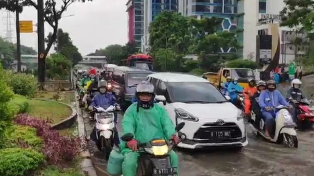 Jalan DI Panjaitan Jaktim Banjir, Pengguna Jalan Keluhkan Sistem Drainase Buruk